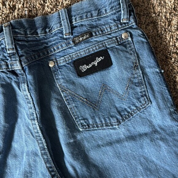 Wrangler 32 x 32 Medium Wash Straight Leg Jeans - Picture 10 of 14